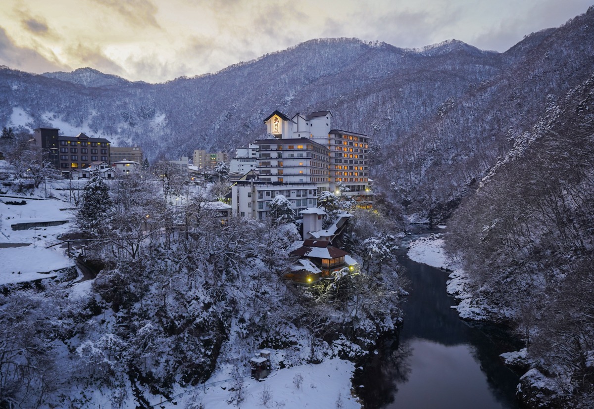 「福島會津大川莊」不僅地理位置處在自然豐饒的溪谷旁,還有白雪點綴山上樹林與河川岩石,整個景色美如仙境。(圖/美食好芃友提供)