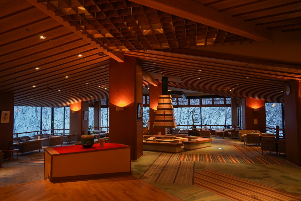 在大川莊的1樓交誼廳,可以看到一大片的雪景。(圖/美食好芃友提供)
