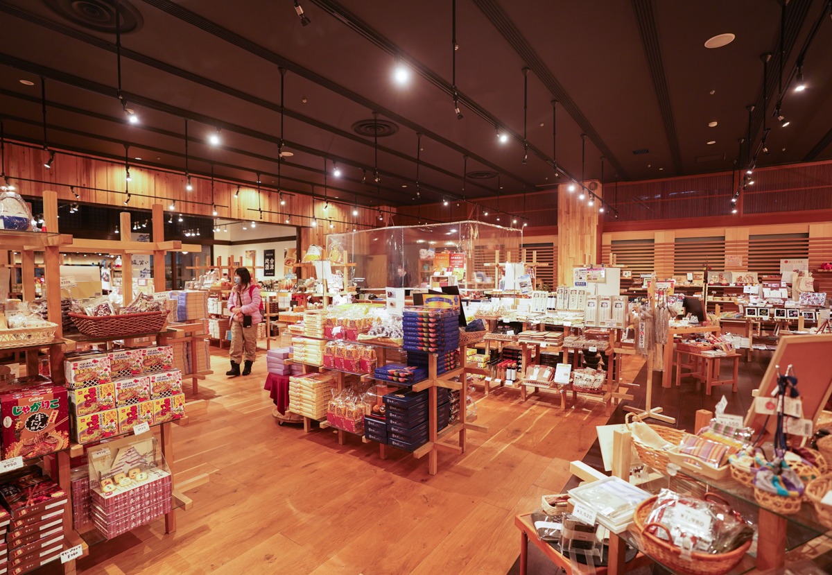 交誼廳座椅區的另一邊是伴手禮店,販售福島、會津相關的特產。(圖/美食好芃友提供)