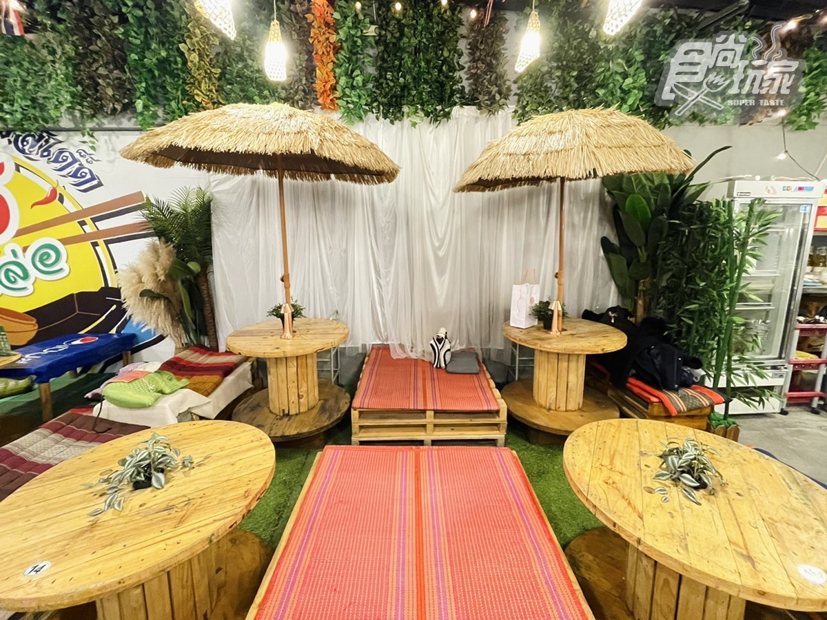 半開放式用餐區散發濃濃泰國氣息,宛如置身峇里島。(圖/張庭瑄攝)