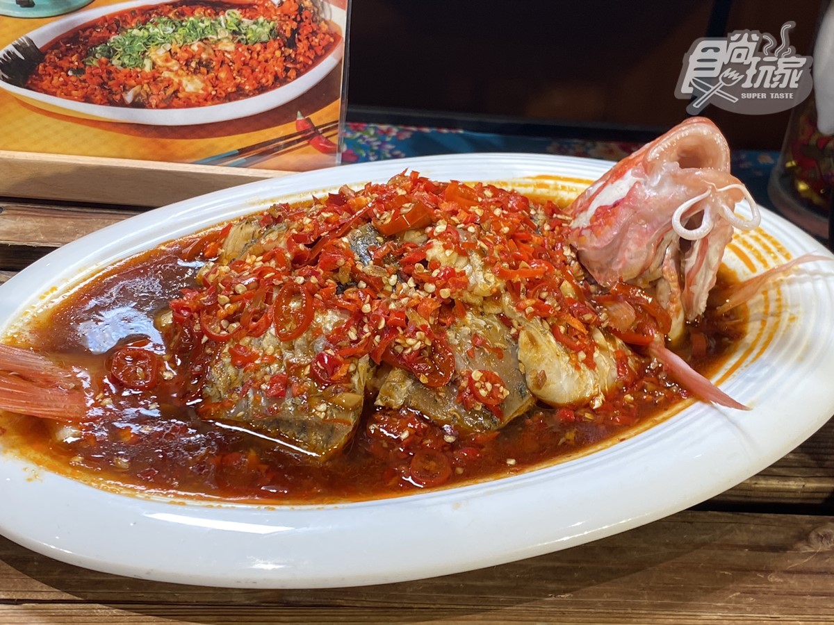 湖南味「剁椒魚」選用台灣鱸魚,香辣過癮。(圖/許世哲攝)