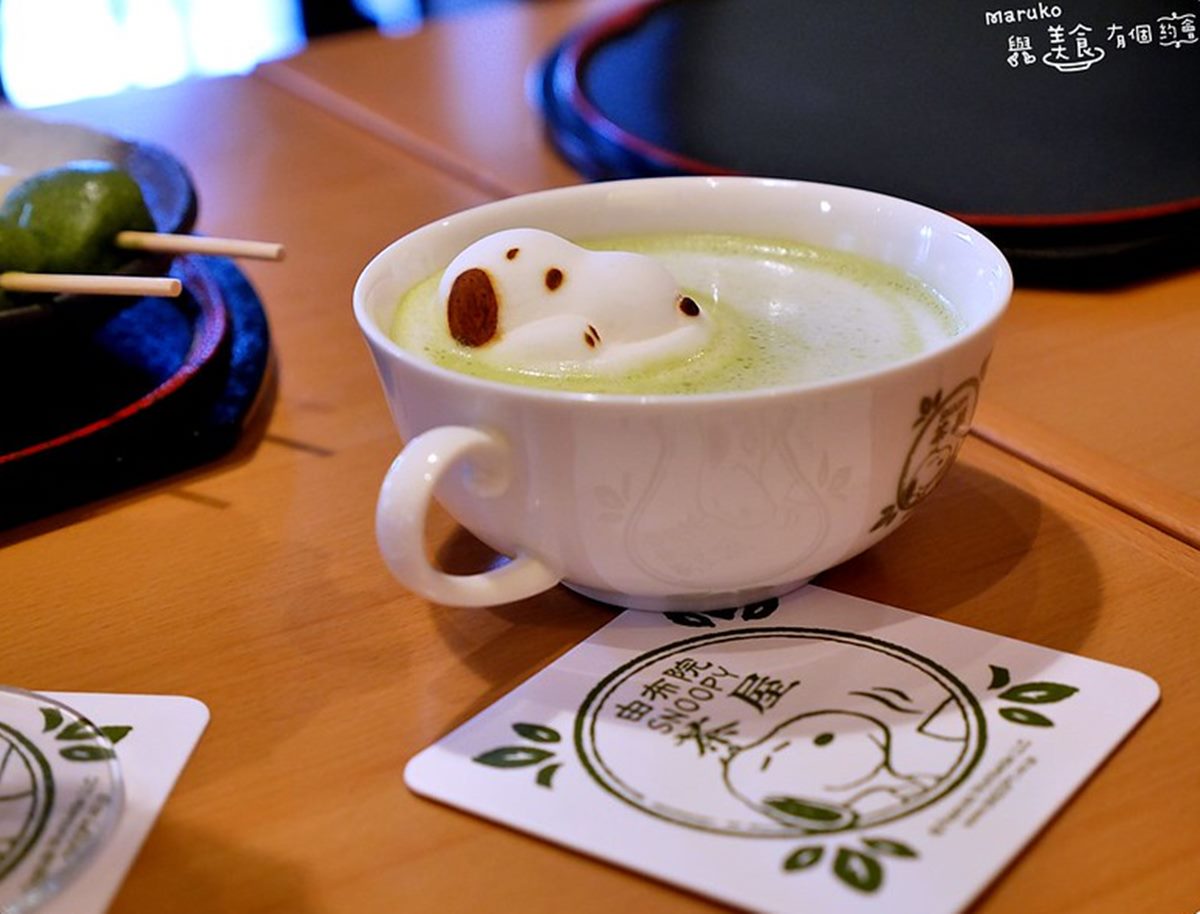「熱抹茶拿鐵」裡會擺入史奴比棉花糖,還附上超可愛杯墊,就好像史努比在抹茶中泡澡一樣。(圖/MARUKO與美食有個約會)