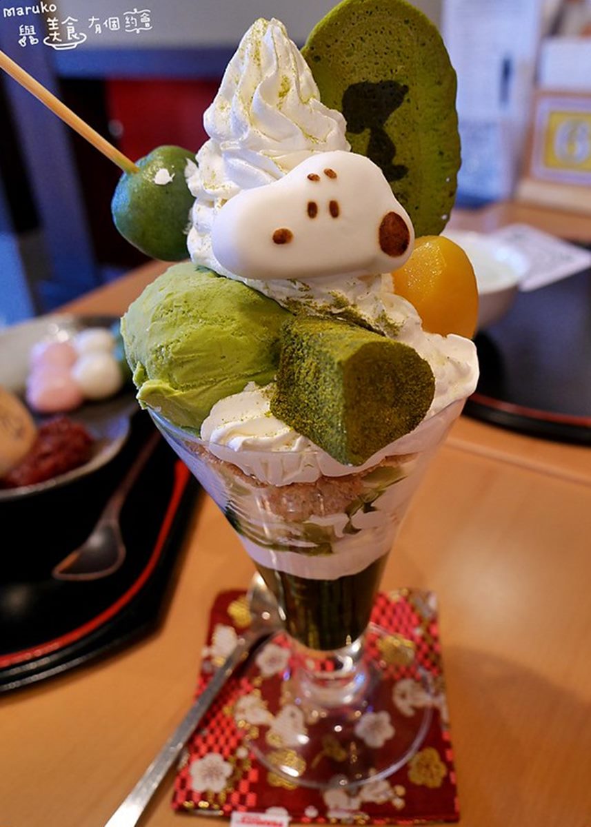 「抹茶聖代」放上史努比棉花糖點綴。(圖/MARUKO與美食有個約會)