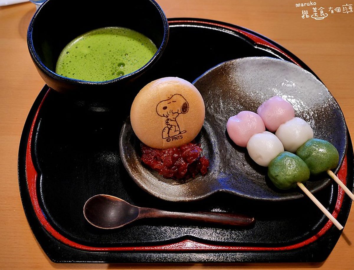「三色糰子」的最中餅上也有史努比,再加上繽紛的串丸子,吃起來超級飽!(圖/MARUKO與美食有個約會)