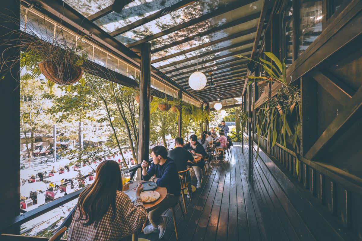 三丘景觀餐廳能讓旅客邊吃飯邊欣賞鐵道風情。(圖/黑皮的旅遊筆記提供)