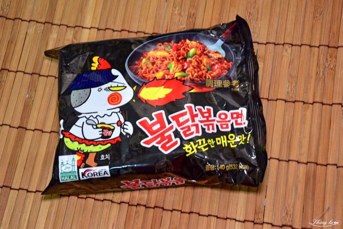 這款「韓國火辣雞肉風味鐵板炒麵」辣度很高,愛吃辣的朋友絕對會吃得超過癮!(圖/呂萱萱愛分享提供)