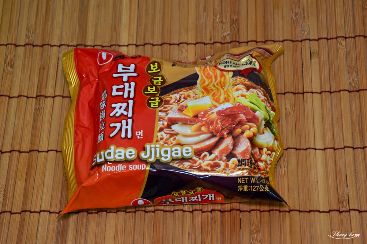 「農心部隊鍋拉麵」湯頭雖沒有想像中辣,但仍好吃到讓人想把湯喝完!(圖/呂萱萱愛分享提供)