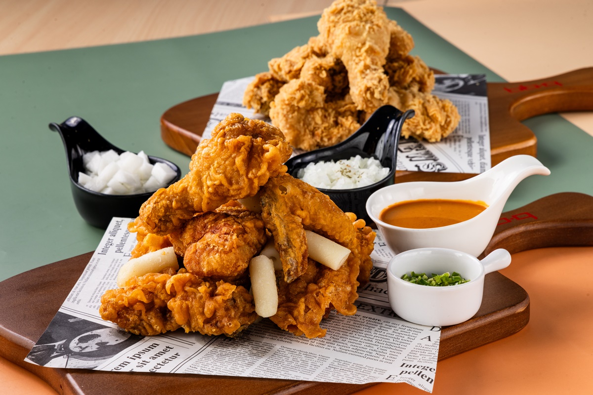 韓國連鎖炸雞品牌「bb.q CHICKEN」,這回與「韓勾ㄟ金針菇」聯手推全新肯瓊醬炸雞。(圖/bb.q CHICKEN)