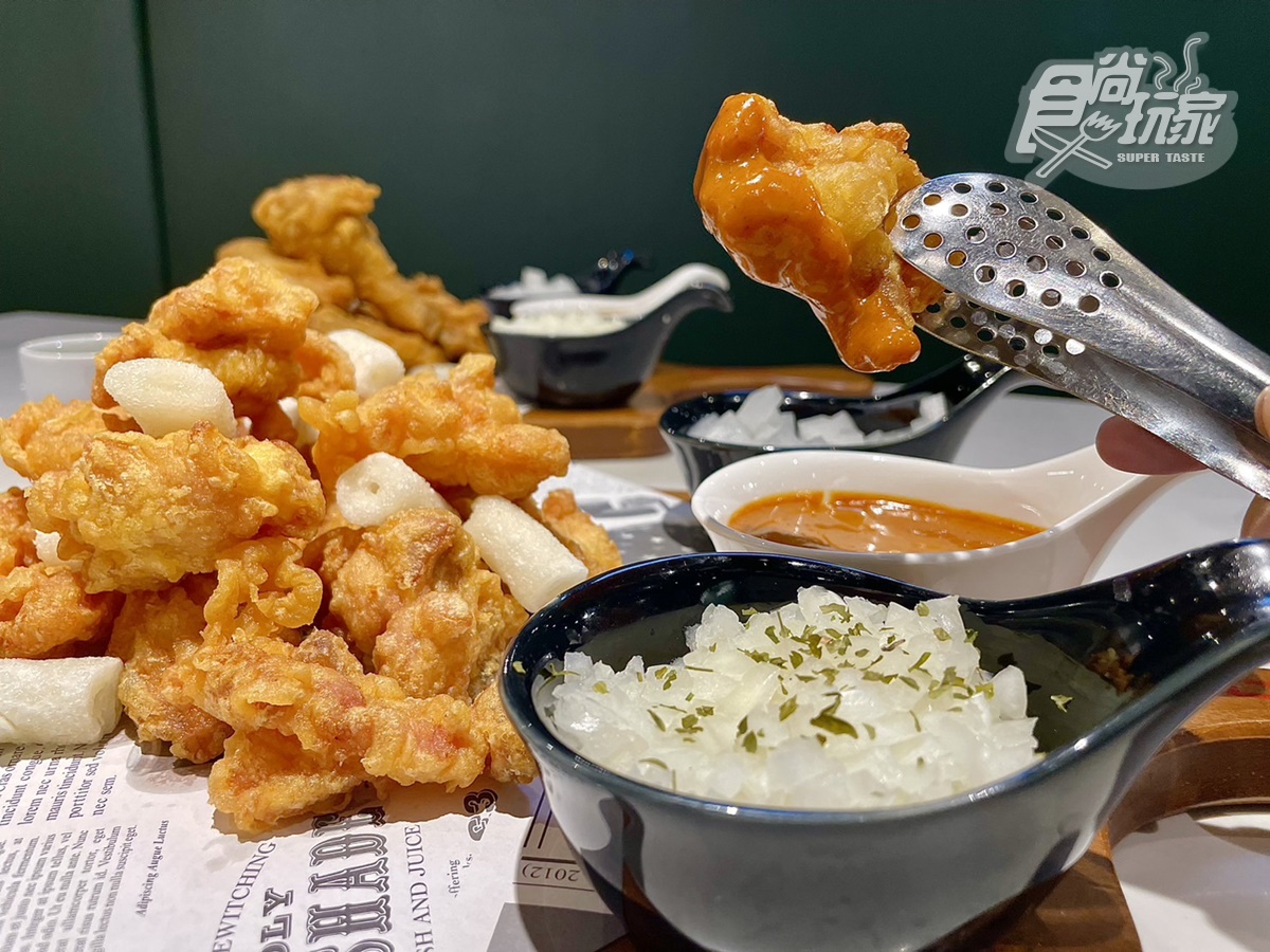 bb.q CHICKEN嚴選氣冷雞搭配「肯瓊醬」,酸甜尾韻帶點韓式香辣感。(圖/張庭瑄攝)
