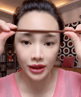 筷子對準眉心上下來回滾動對撥。（圖／翻攝自撸臉筷子姐小紅書）