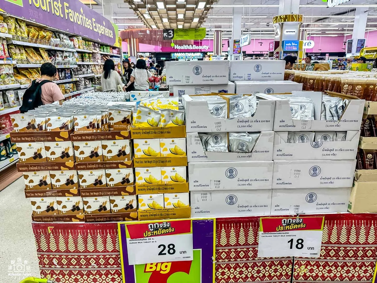 泰國熱門伴手禮「皇家牛乳片」,買回來分送朋友超方便,很多人都是一整箱在掃。(圖/波妮說食話提供)