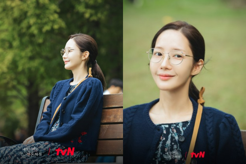 針織衫加上碎花洋裝,很適合在早晚溫差大的天氣穿。(圖/取自tvN)