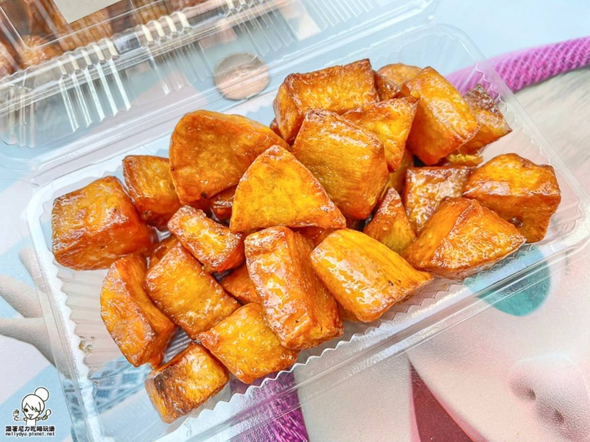 來自高雄的國宴點心「明宏拔絲地瓜」,來到市集都大排長龍。(圖/跟著尼力吃喝玩樂 提供)