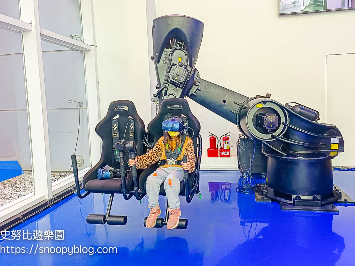 坐上1樓的「VR六軸機器人」、戴上VR眼鏡,體驗乘坐穿梭機翱翔空中的快感。(圖/史努比遊樂園提供)