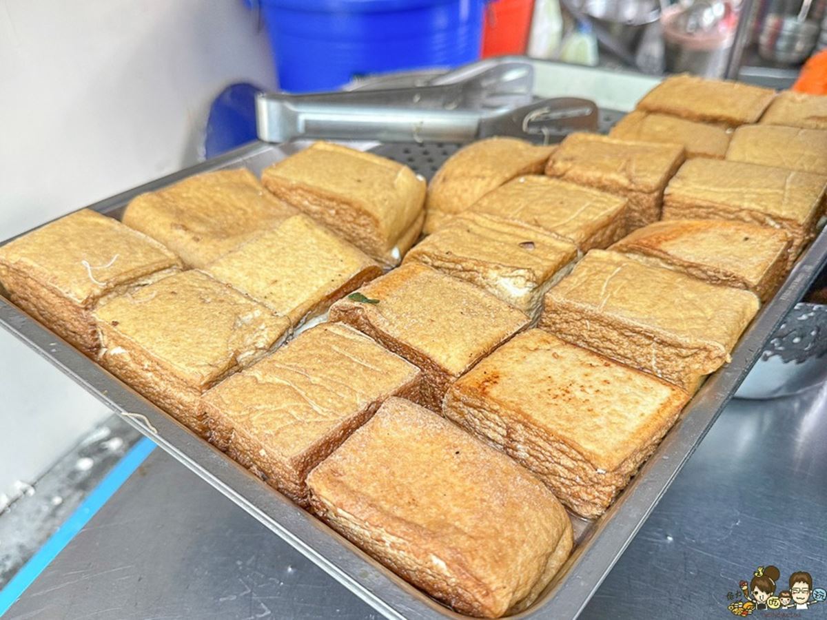 老闆娘特製的「油豆腐」(20元)超大一塊,口感真的很嫩,入口即化。(圖/跟著尼力吃喝玩樂提供)