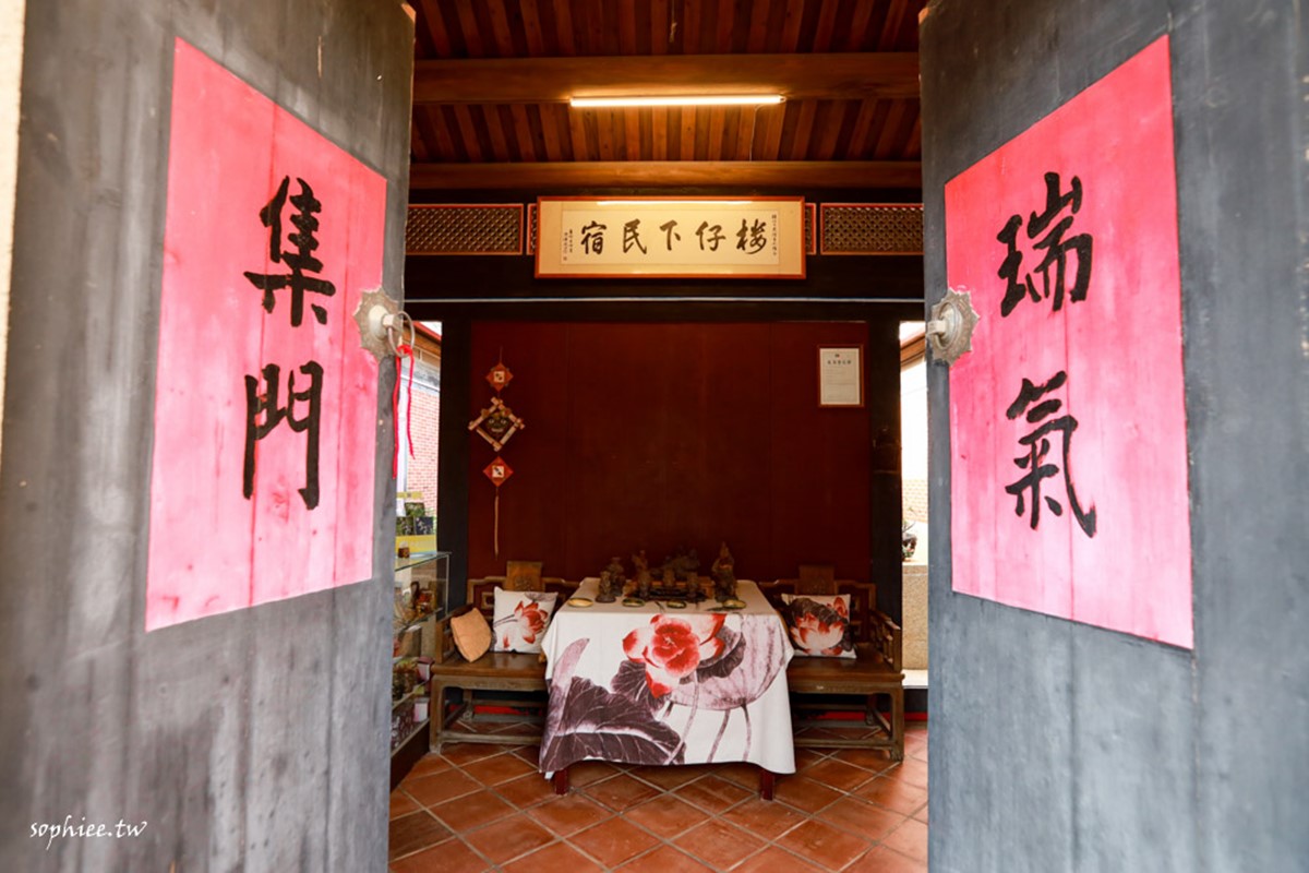 推開大門就能看到在大廳的匾額。(圖/蘇菲漫旅提供)