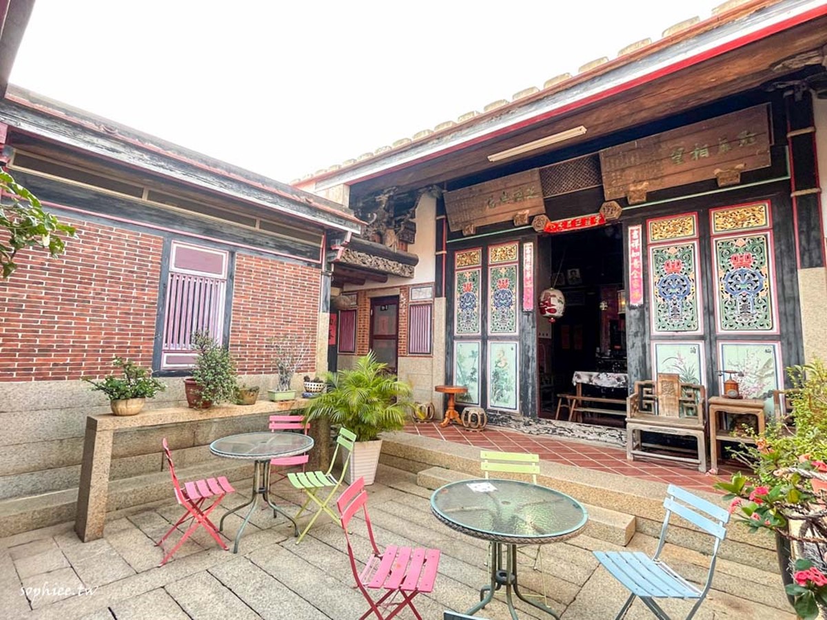 院前有小桌椅,可以坐在外面吹風喝茶。(圖/蘇菲漫旅提供)