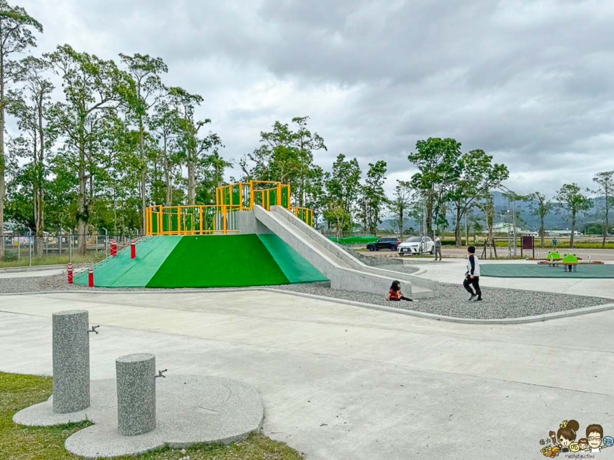 公園內設有溜滑梯、攀爬小山坡等設施。(圖/跟著尼力吃喝玩樂提供)