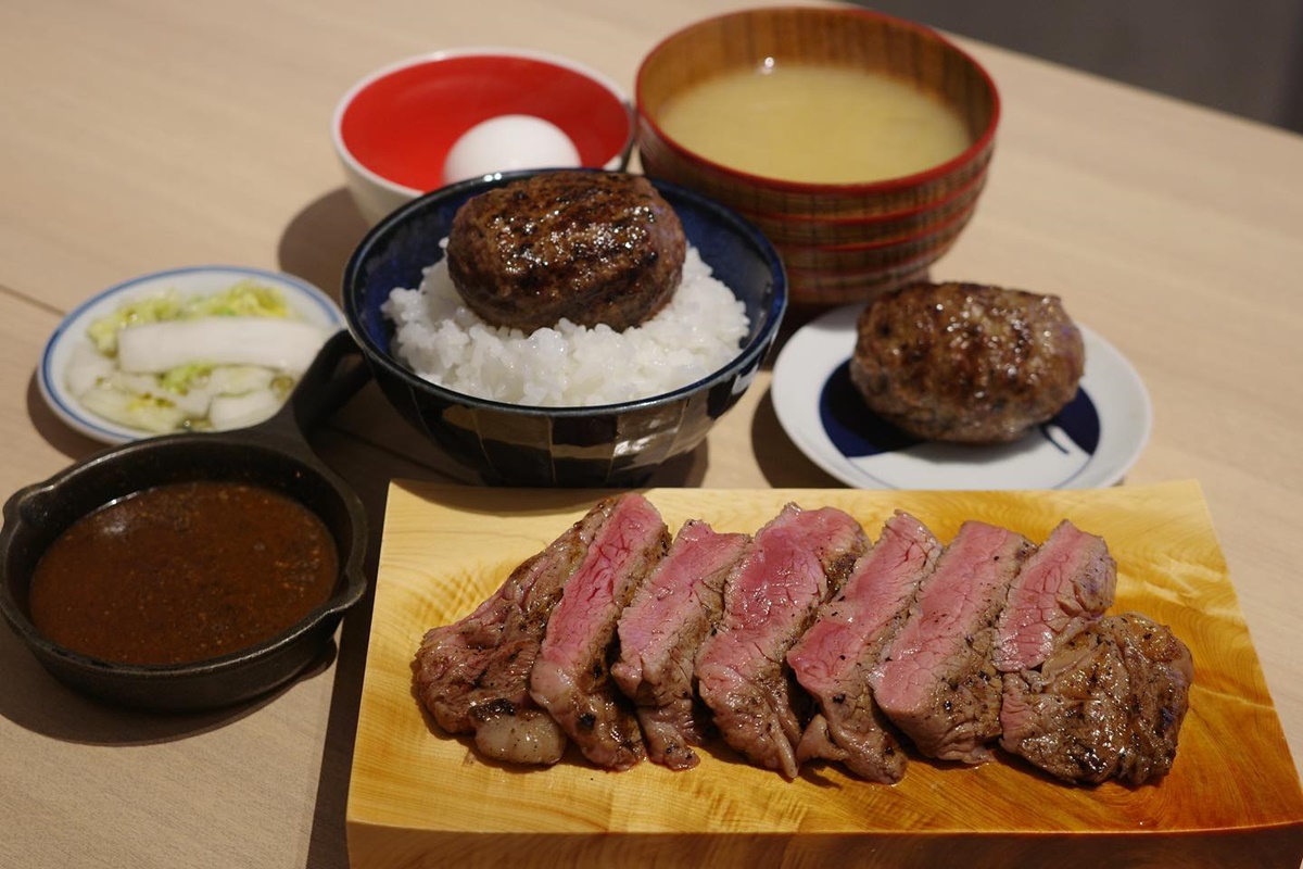 漢堡排定食套餐皆有附上白飯、味噌湯和生食級雞蛋。（圖／漢堡排＿嘉提供）