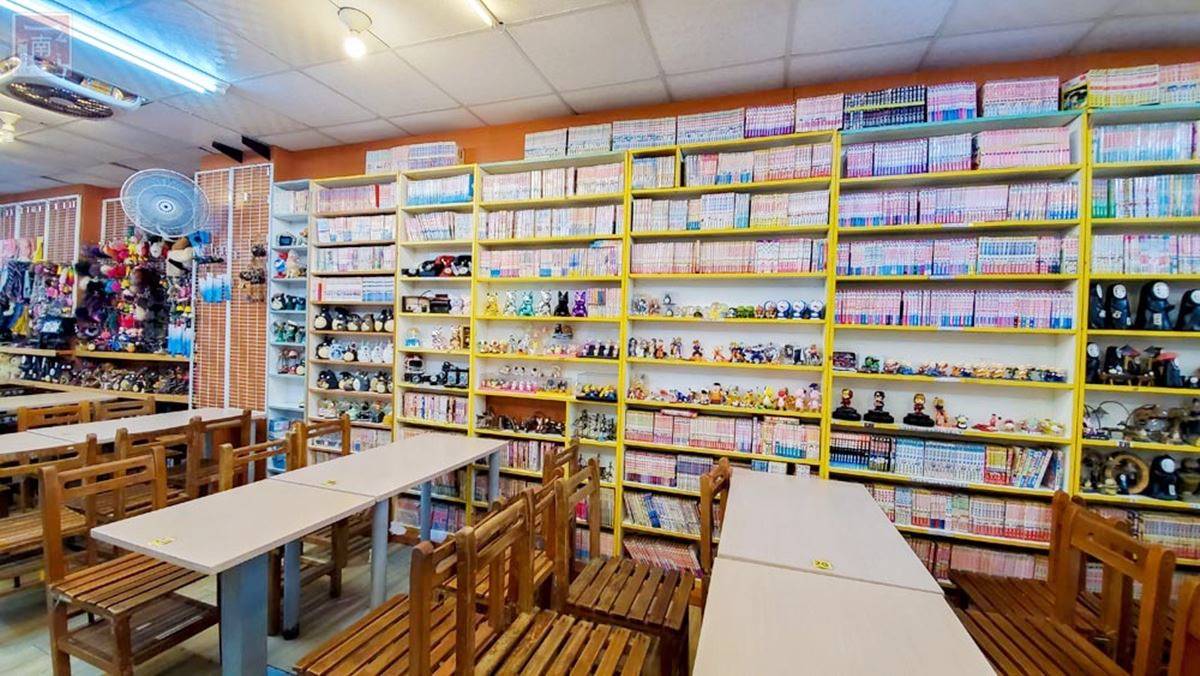 店內有滿滿的漫畫書隨你看,連桌椅都是學校用的那種,整間店都是滿滿的懷舊感。(圖/南人幫-Life in Tainan提供)