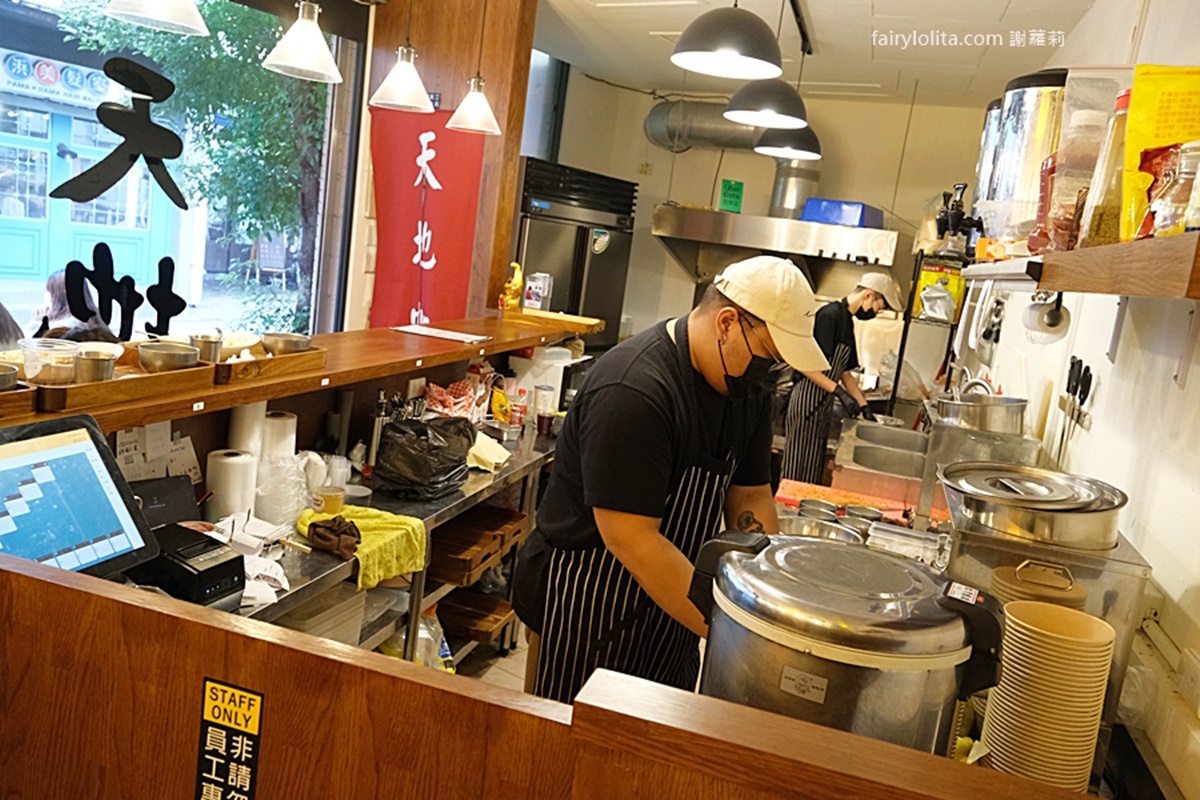 以柔和的燈光打造舒適的用餐環境。(圖/蹦啾謝蘿莉提供)