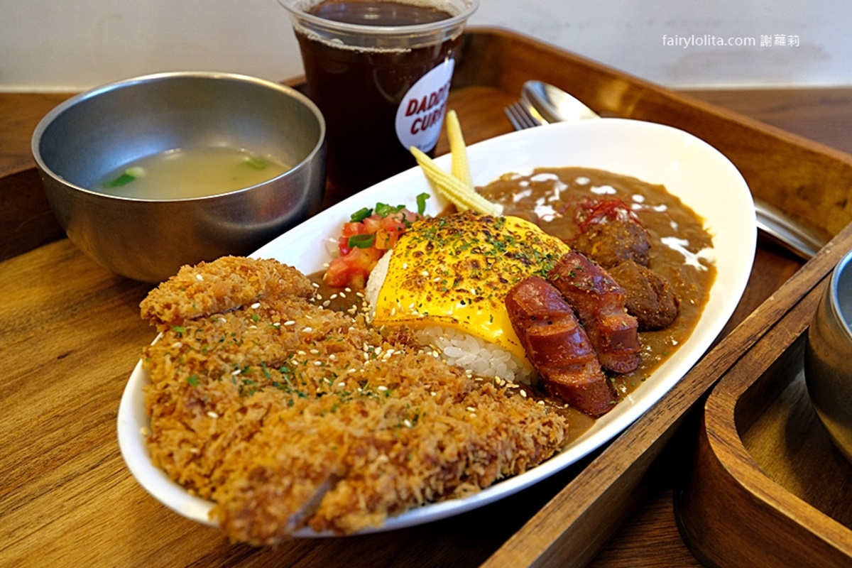 「經典日式酥炸豬排」外酥內嫩的炸豬排,搭配濃郁咖哩醬太對味。(圖/蹦啾謝蘿莉提供)
