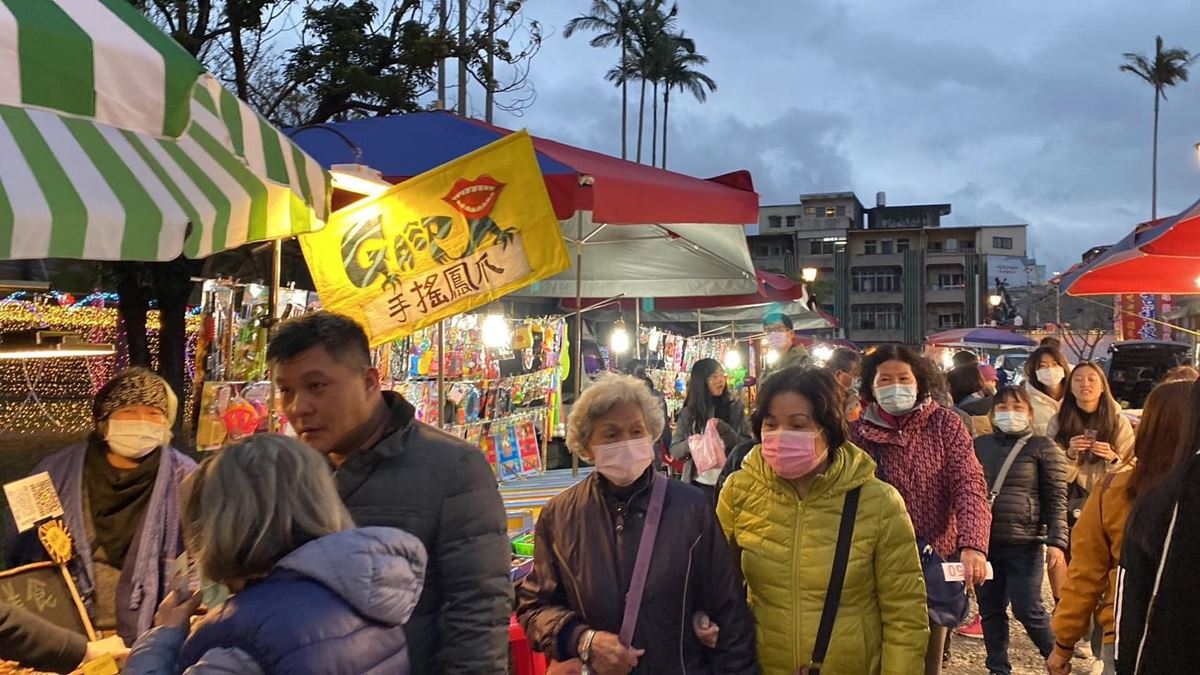 夜市目前共有超過百家攤位進駐。(圖/宜蘭縣頭城鎮公所臉書提供)