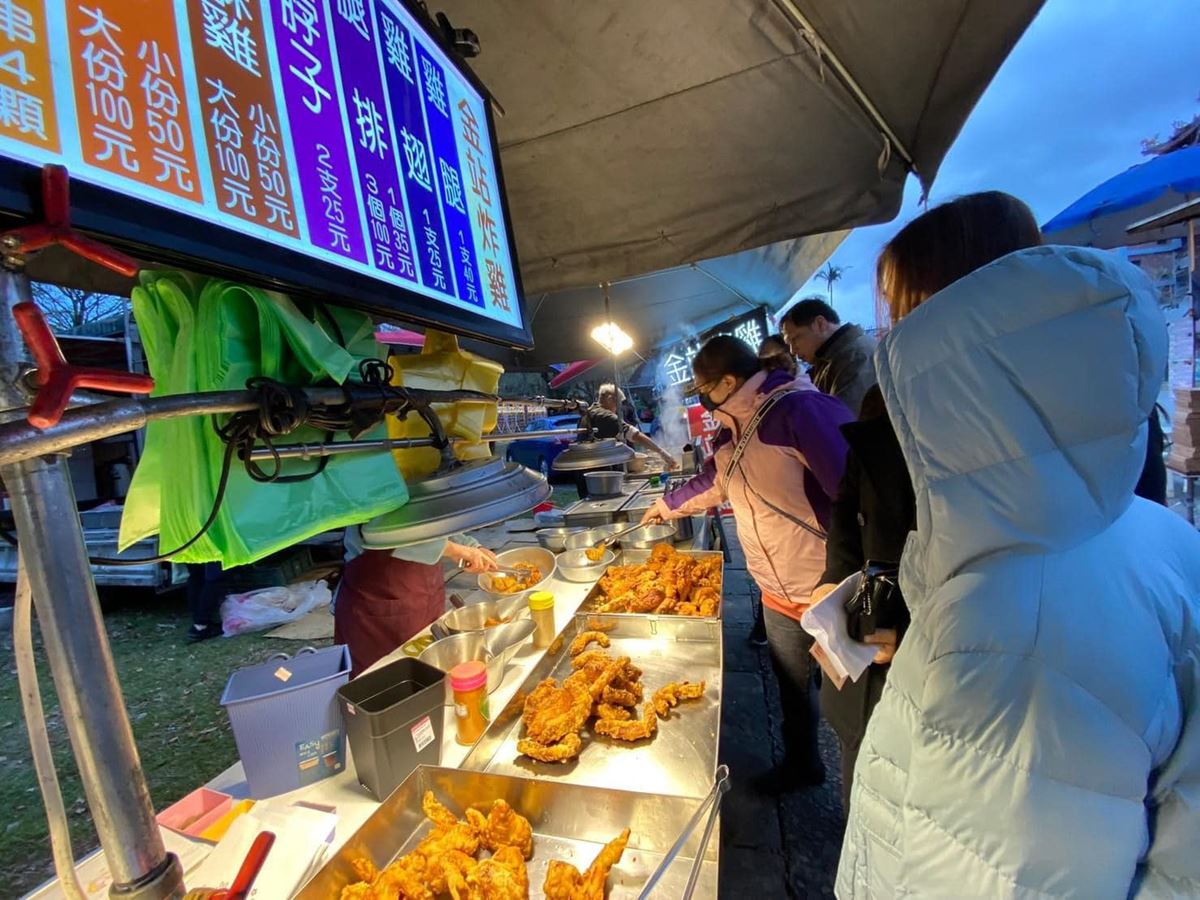 夜市目前共有超過百家攤位進駐,吃喝玩樂通通有。(圖/宜蘭縣頭城鎮公所臉書提供)