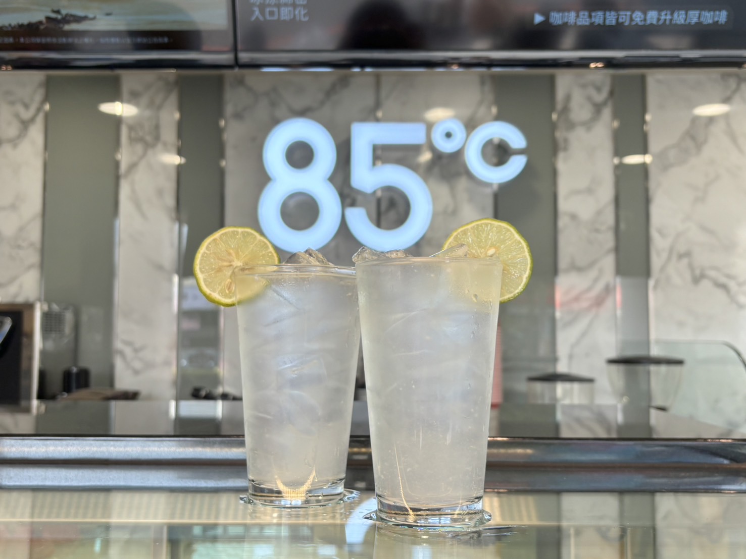85度C新推出「1杯檸好」只有4/1愚人節當天才有,大杯買一送一。(圖/85度C提供)