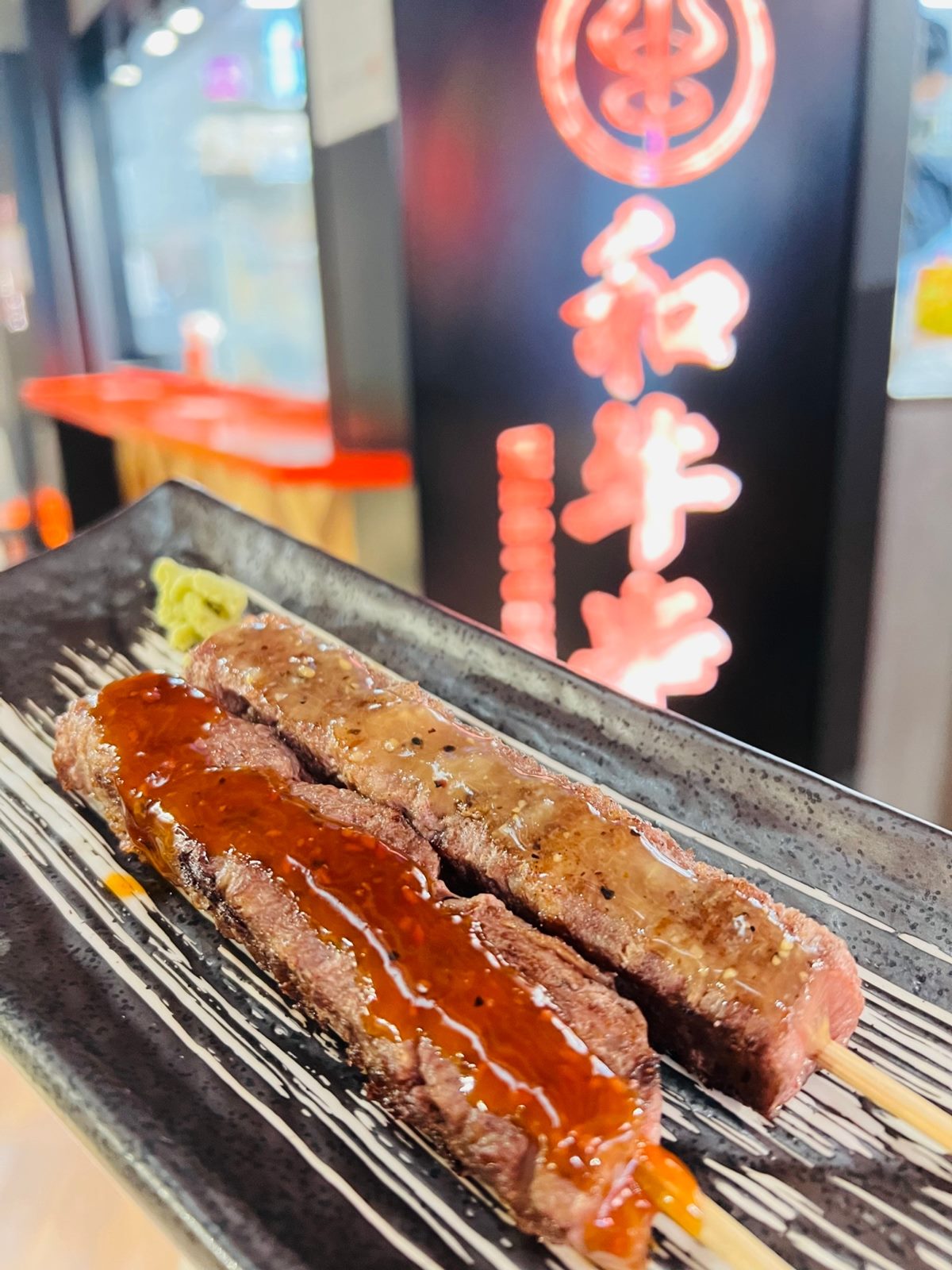 「日本和牛串」除了可以原味品嘗,也可以選擇撒上胡椒鹽或芥末提升香氣,將同步進駐「唐吉訶德桃園統領店」。(圖/唐吉訶德提供)