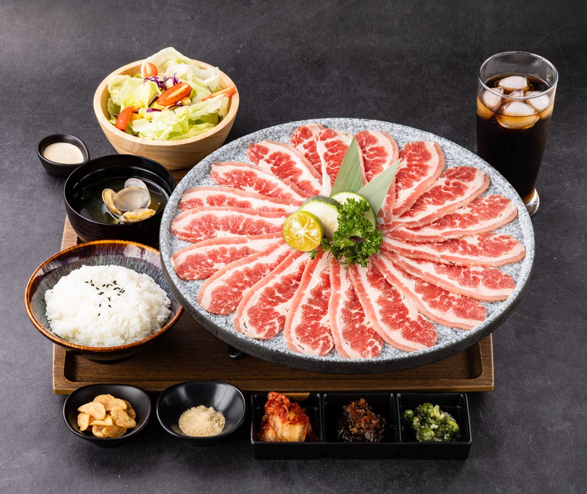「牛胸腹大盛套餐」(390元),CP值相當高。(圖/IKIGAI提供)