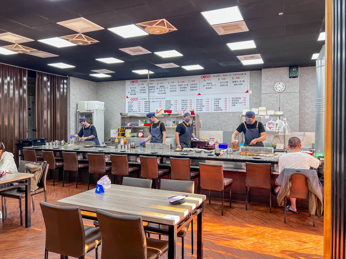 店裡座位不少,主要提供4人座、2人座,還有一些吧檯座位,可以看著師傅料理。(圖/口袋吃吃五十咩)
