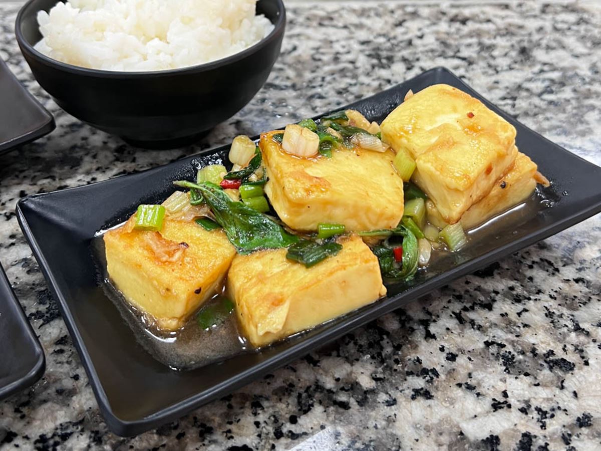 「紅燒豆腐」(60元)外觀呈現迷人的金黃色澤,看起來相當美味。(圖/口袋吃吃五十咩)
