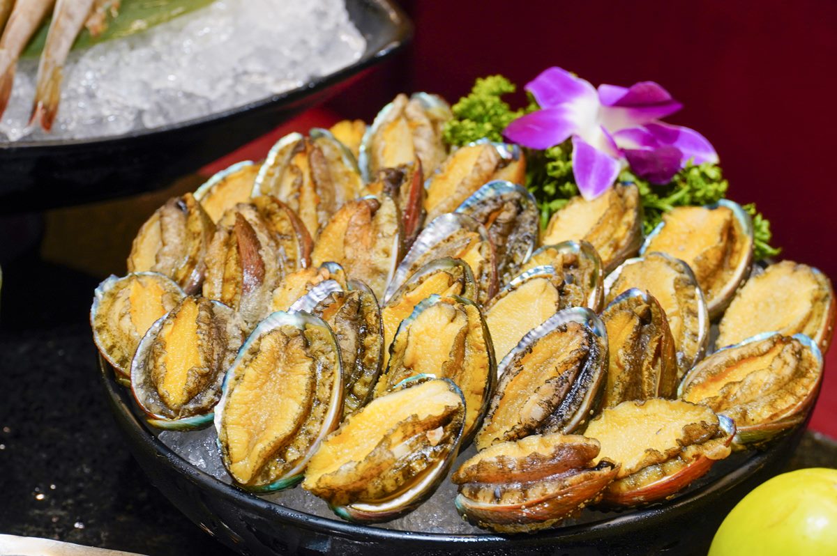 壽星拍照打卡送「九孔鮑魚」吃到飽。(圖/馬辣集團)