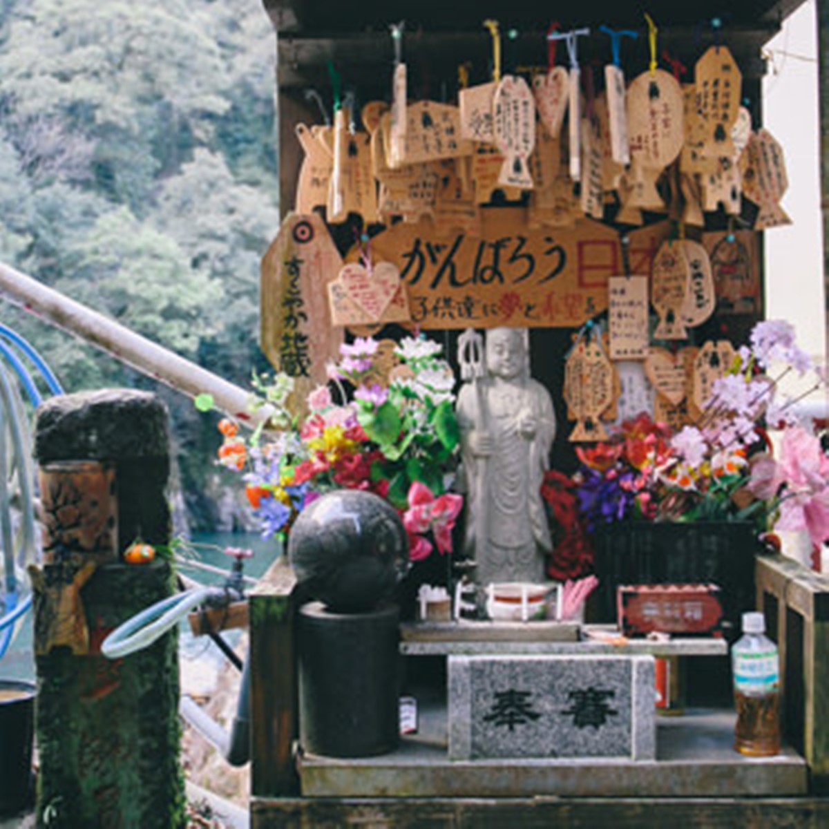 鯉魚形的繪「鯉」,據說有幫助桃花的效果。(圖/杖立溫泉提供)