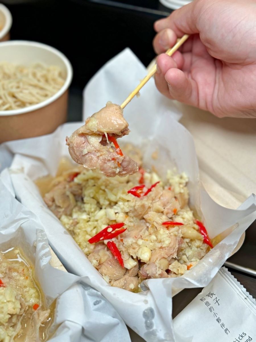 喜歡肉多可以點「爆蒜膝脆骨」。（圖／愛麗絲的吃不停人生提供）