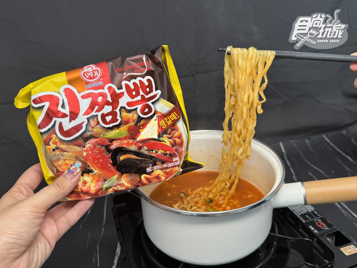 「不倒翁金螃蟹海鮮風味拉麵」添加乾燥蟹肉與墨魚特調海鮮湯頭,搭配韓式炒碼麵,特製寬麵條口感Q彈。(圖/王舒暐攝)