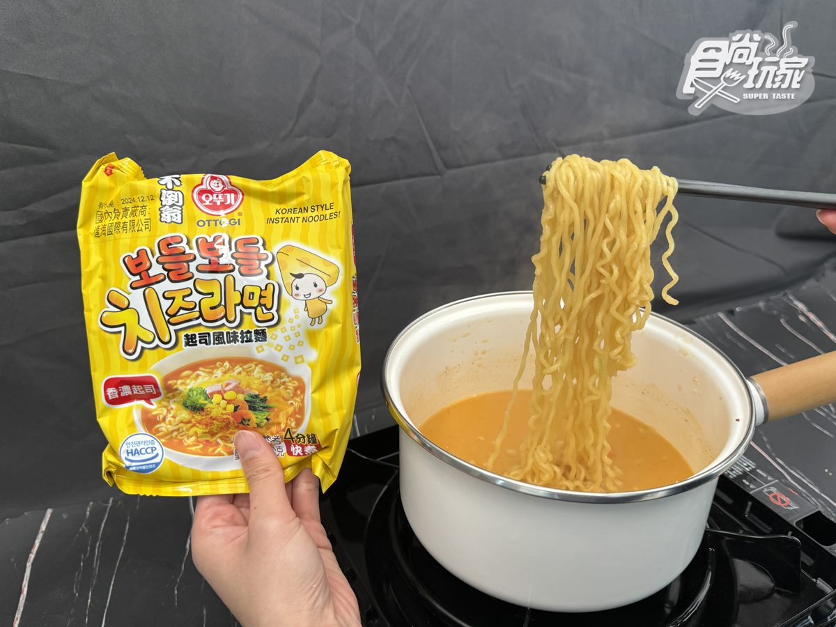 「不倒翁起司拉麵」精選帕馬森起司,因此湯頭奶香味超濃郁。(圖/王舒暐攝)