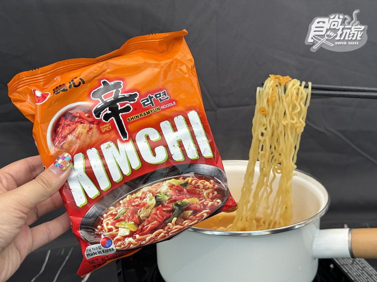 「農心辛辣白菜風味拉麵」酸辣的湯頭吃起來超開胃!(圖/王舒暐攝)