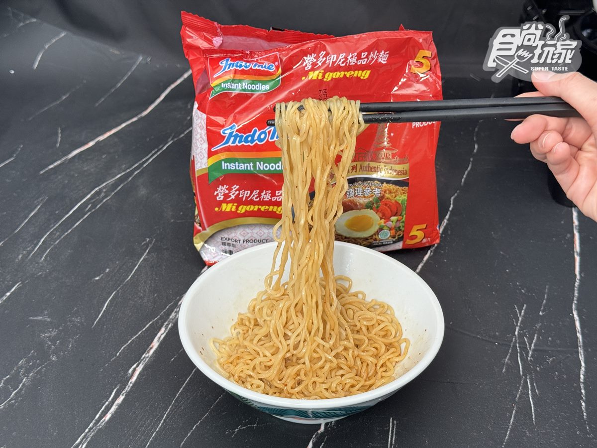 「營多珍饌系列印尼極品炒麵」融入印尼天然香料研發出的風味。(圖/王舒暐攝)
