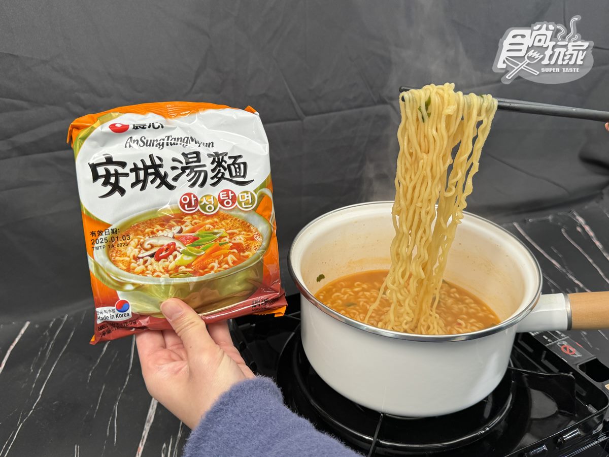 「農心安城湯麵」以韓國大醬湯作為湯底,風味湯頭順口不嗆辣。(圖/王舒暐攝)