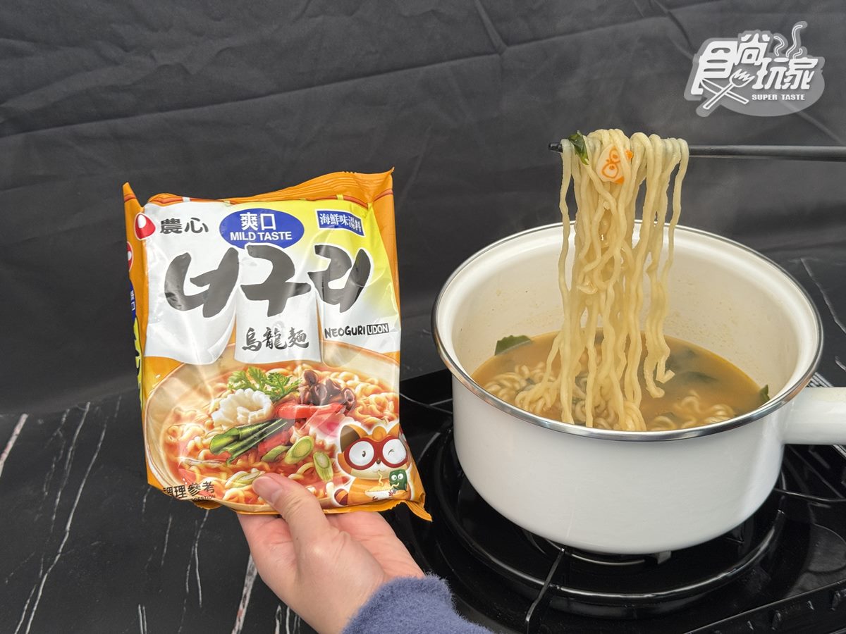 「農心爽口海鮮烏龍麵」裡面有整塊昆布及超可愛的小浣熊魚板。(圖/王舒暐攝)
