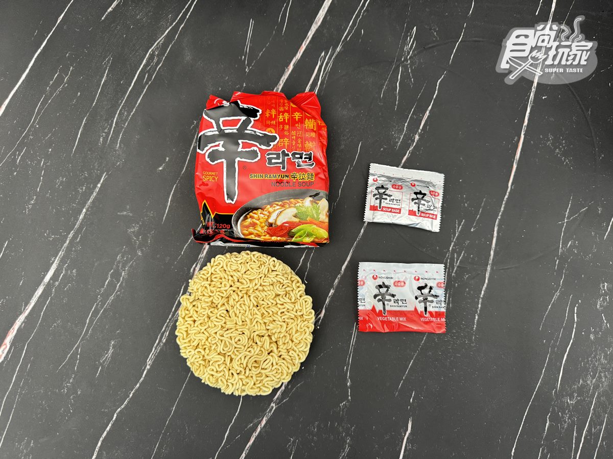 第1名「農心辛拉麵」香辣十足配上Q彈拉麵讓人一口接一口。(圖/王舒暐攝)