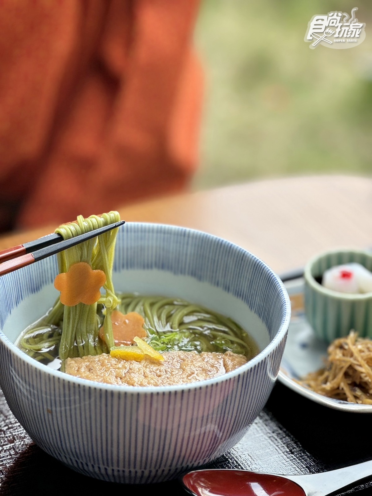 「自家製豆皮抹茶溫麵」有柚子昆布、京都柴魚風味2款湯底可選擇。(圖/陳倍玉攝)
