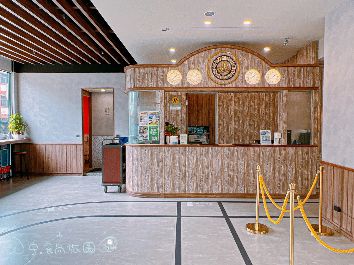 飯店大廳設計得有如車站。(圖/宇。食尚旅圖提供)