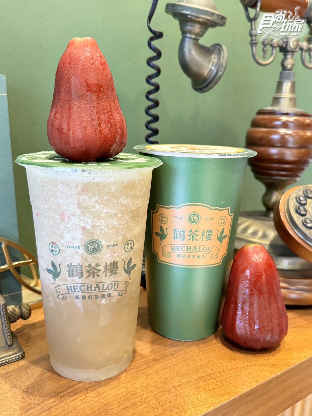 開賣當天購買「蓮霧蘭香綠茶」就送「私藏古法茶」類任選1杯，等於買一送一。（圖／陳倍玉攝）