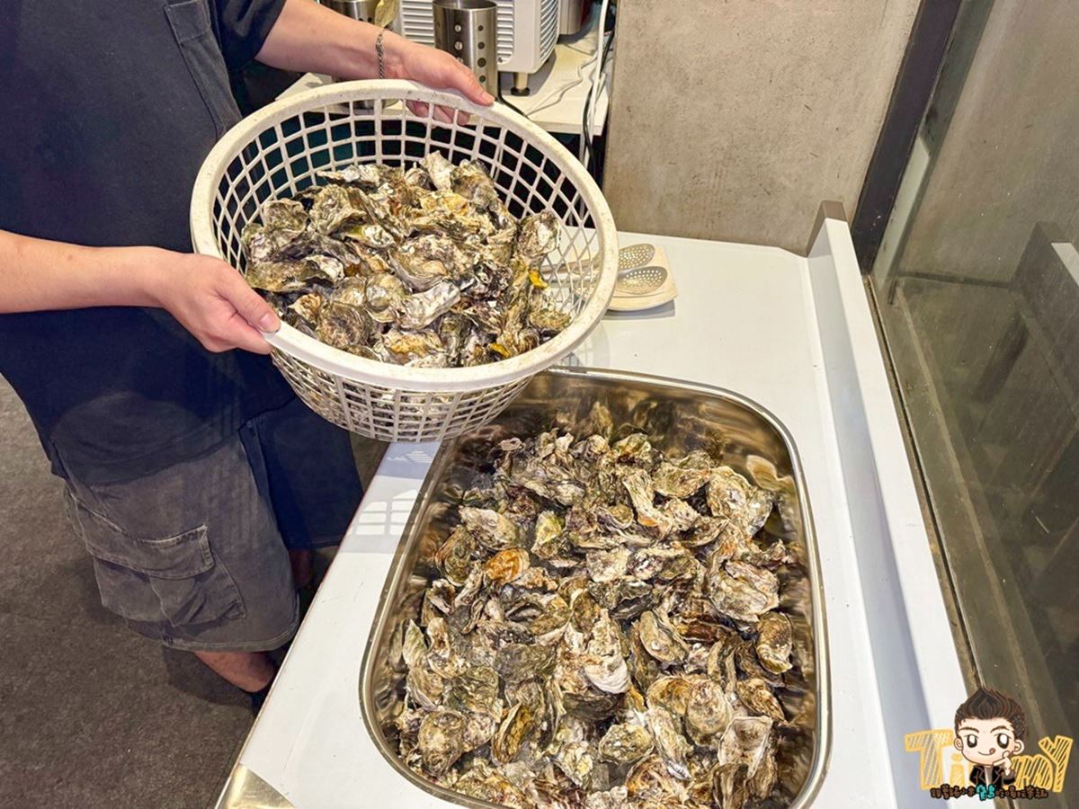 店家提供每日產地新鮮直送的帶殼鮮蚵，大方地讓客人隨便吃。（圖／跟著踢小米吃喝玩樂趣提供）