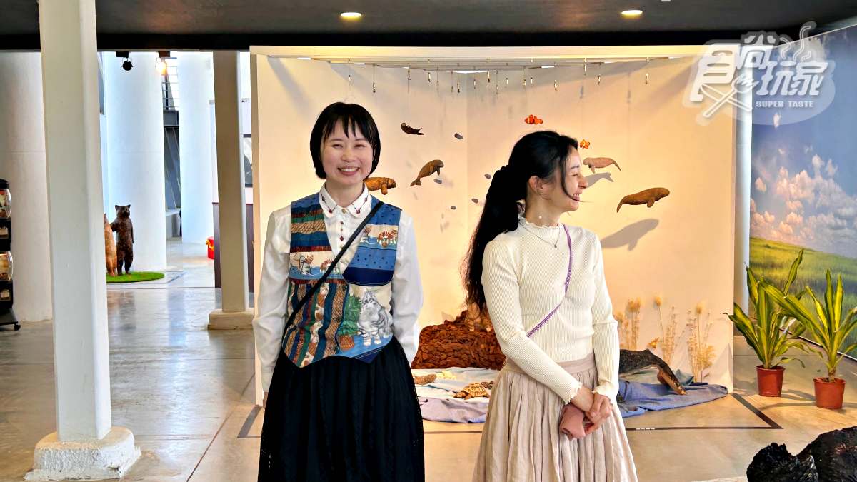 特展邀請2位日本動物木雕藝術家花房櫻(圖左)、橋本美緒(圖右)首度來台。(圖/陳怡璇 攝)