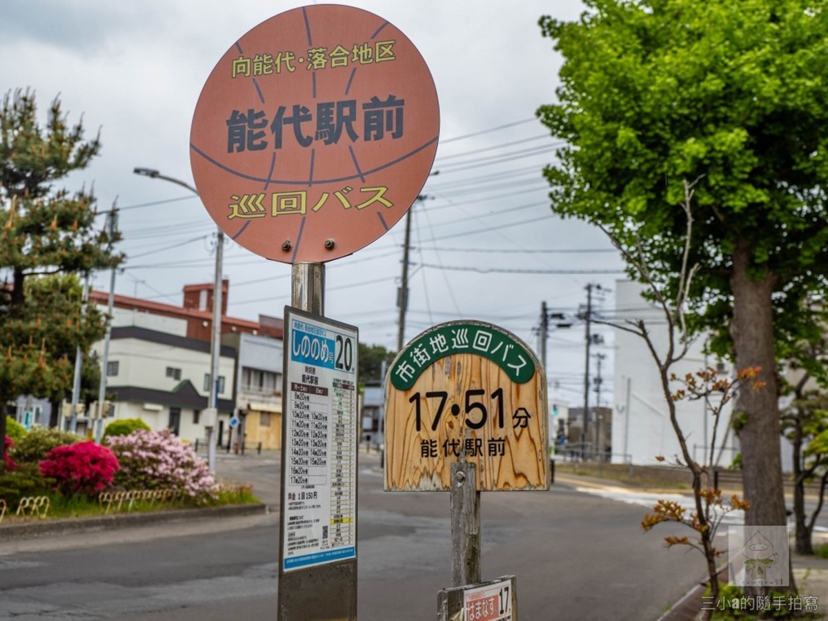 站牌跟人孔蓋都能看到籃球元素。(圖/三小a的隨手拍寫提供)