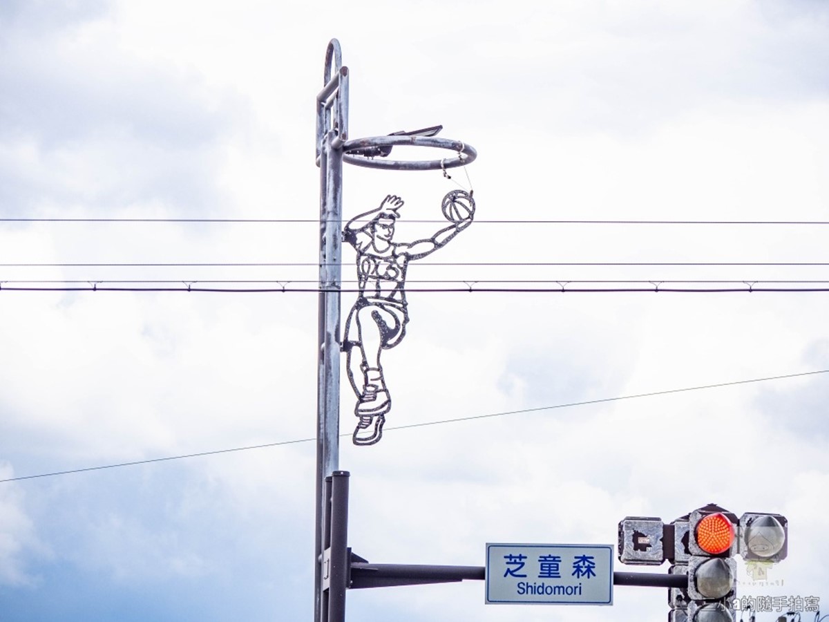 路燈與交通號誌也都設計成籃框形狀,形成特殊的風景。(圖/三小a的隨手拍寫提供)